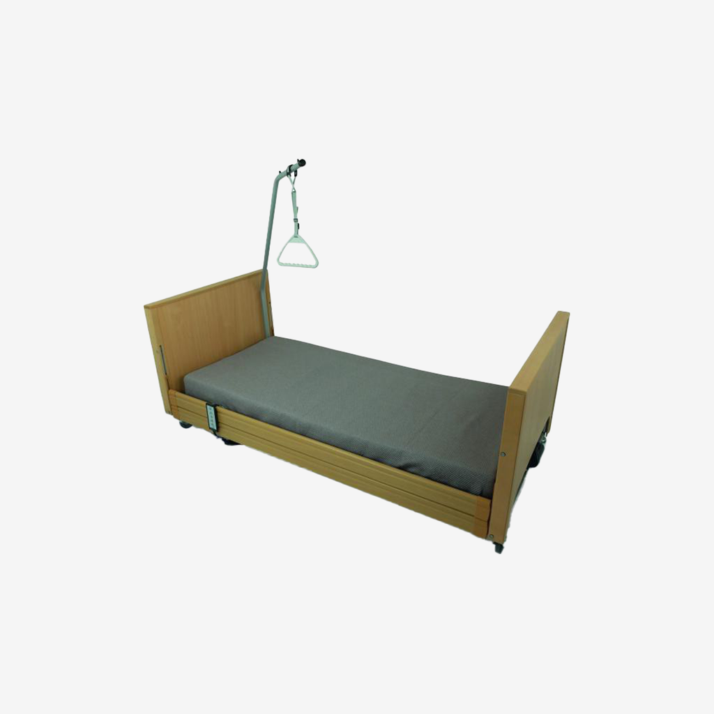 Lit d’hôpital électrique avec tête et pied de lit latéraux et perroquet